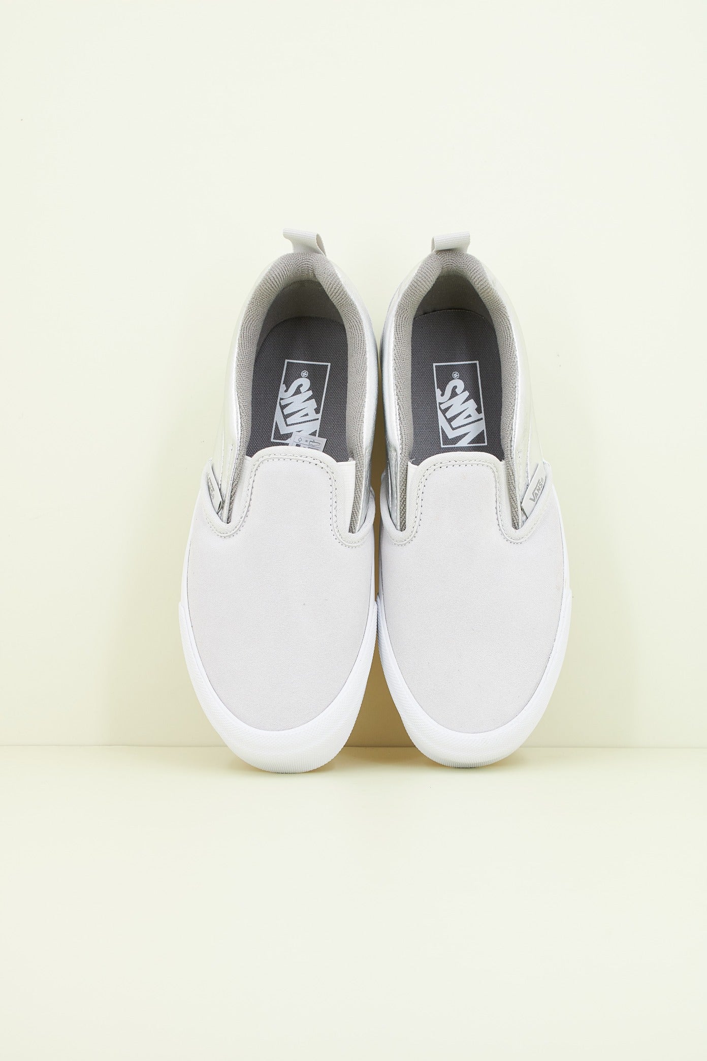 VANS KNU SLIP en color PLATA (2)