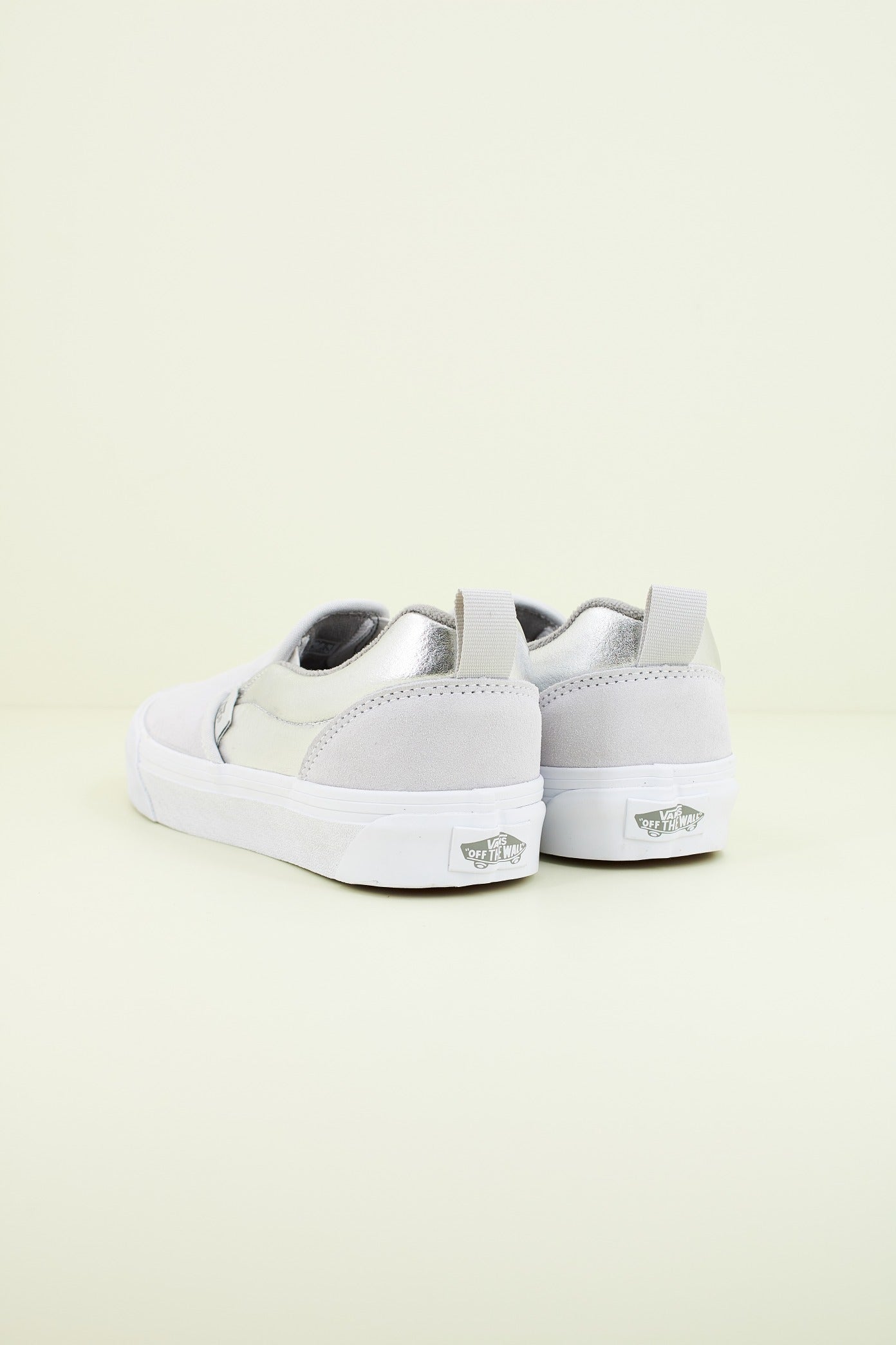 VANS KNU SLIP en color PLATA (3)
