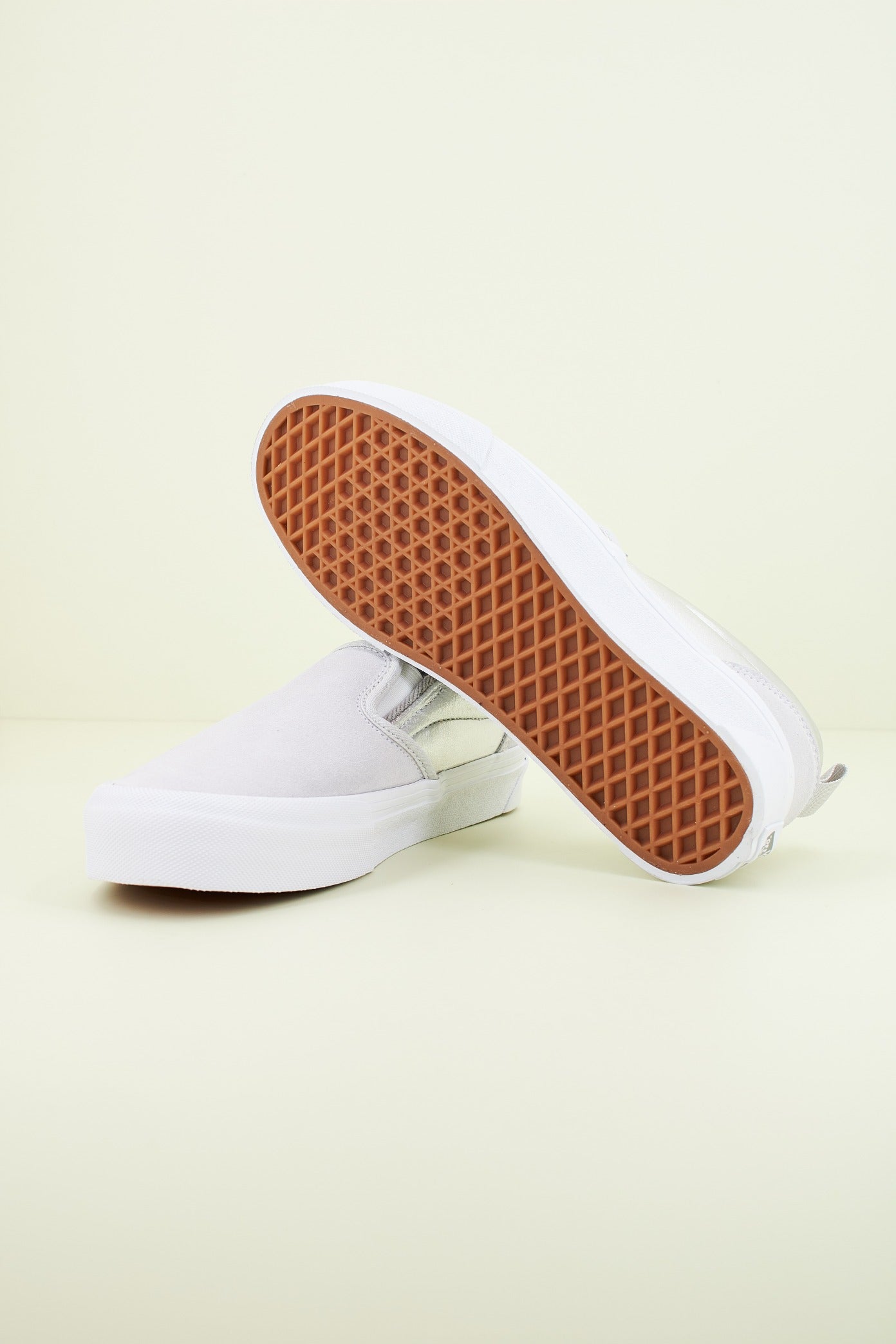 VANS KNU SLIP en color PLATA (4)
