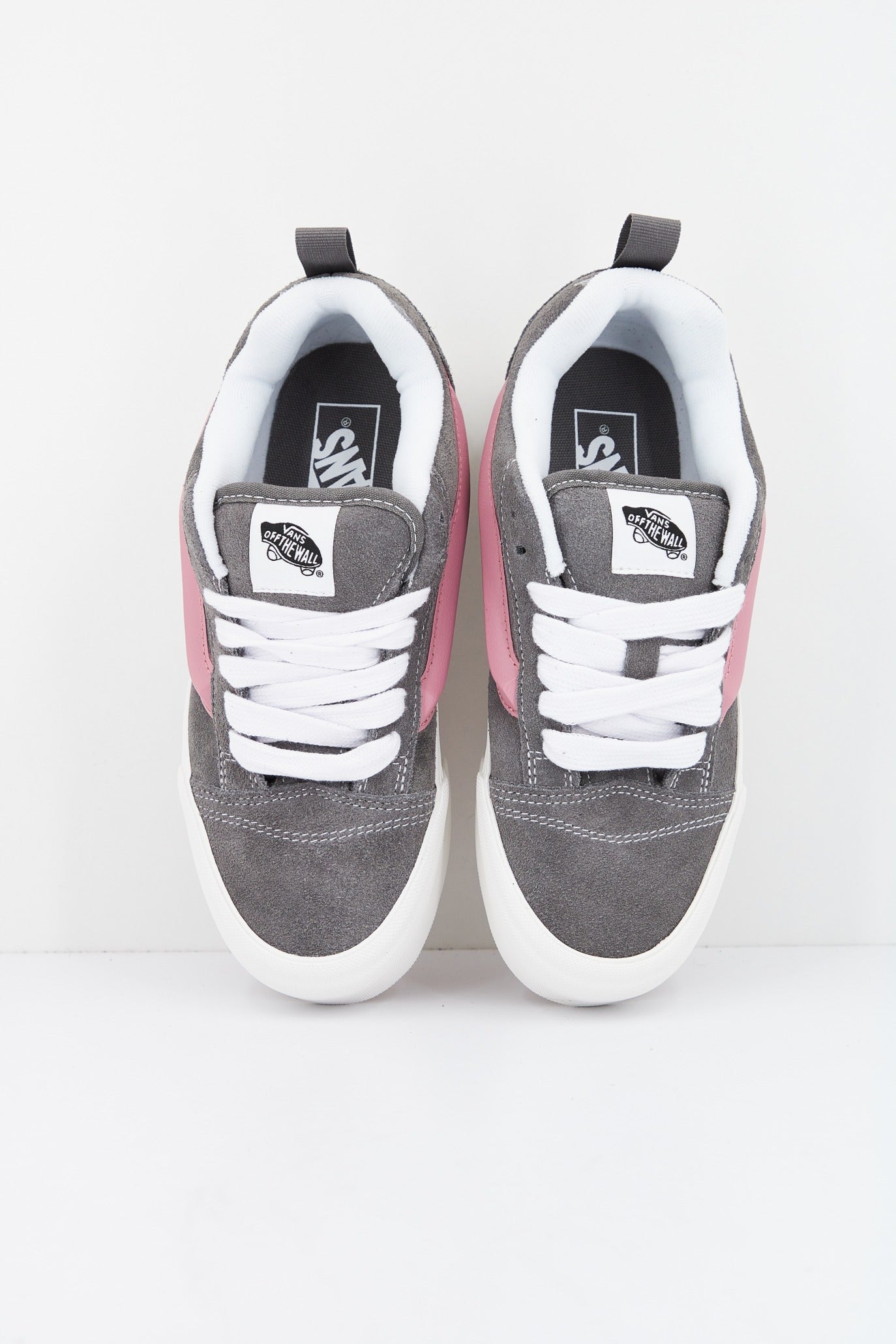 VANS KNU STACK en color GRIS (2)