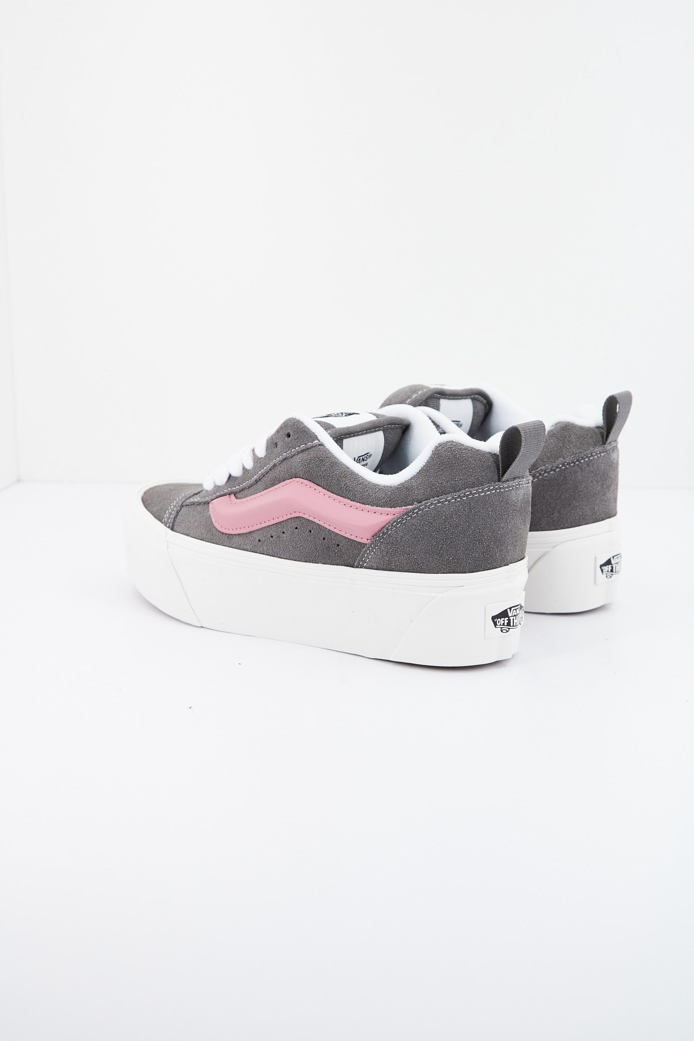 VANS KNU STACK en color GRIS (3)