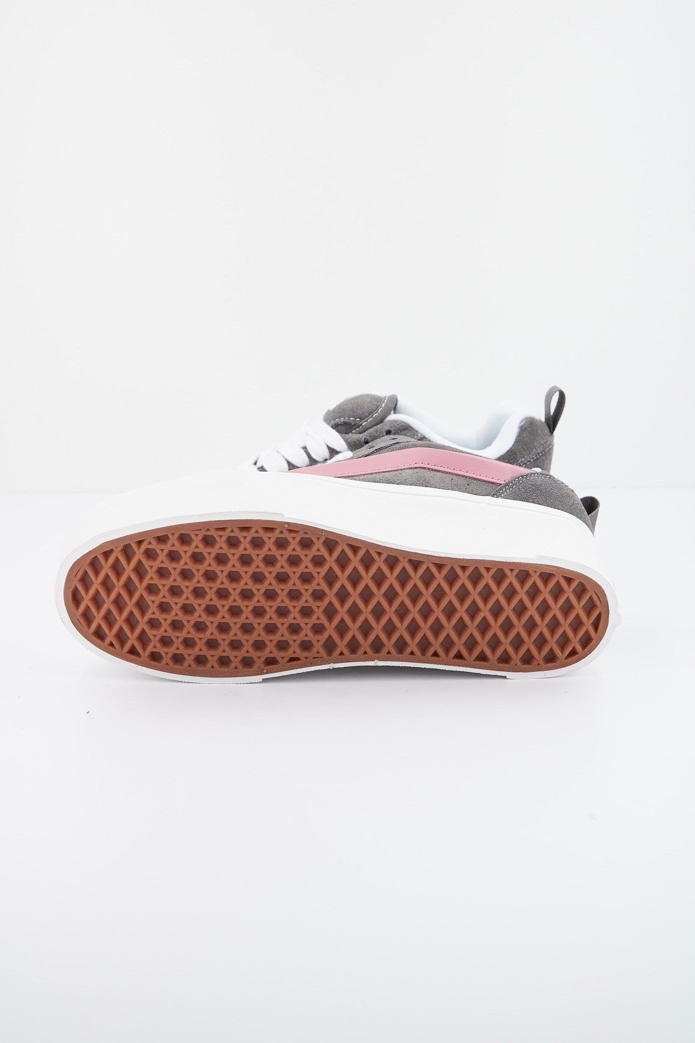 VANS KNU STACK en color GRIS (4)