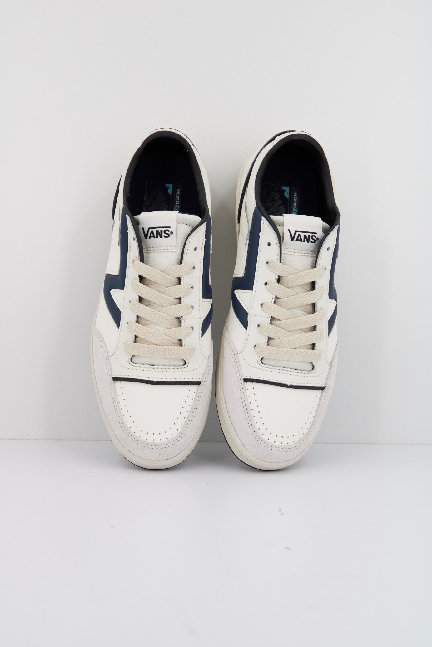 VANS LOWLAND CC JMP R VINTA en color BLANCO (2)