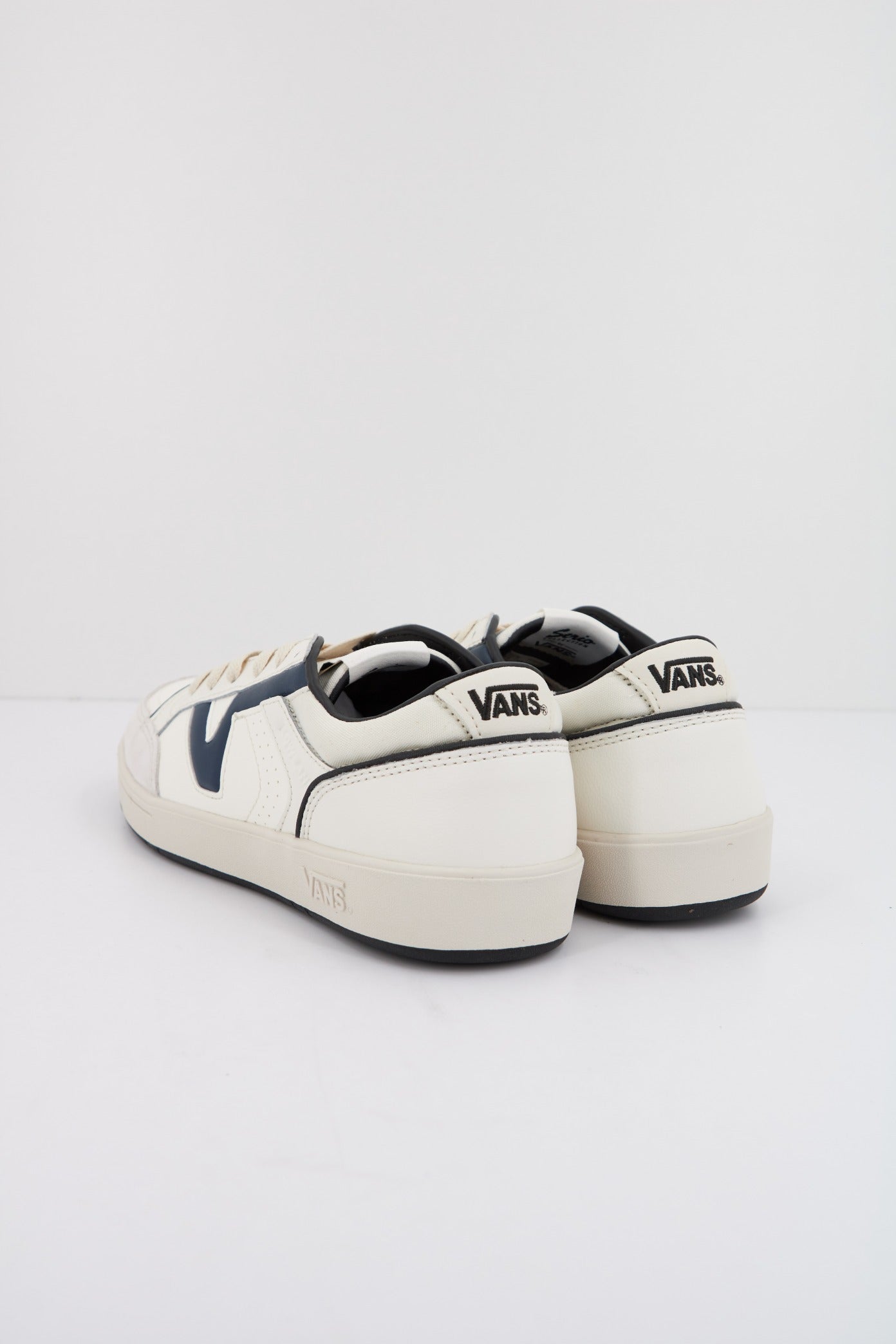 VANS LOWLAND CC JMP R VINTA en color BLANCO (3)