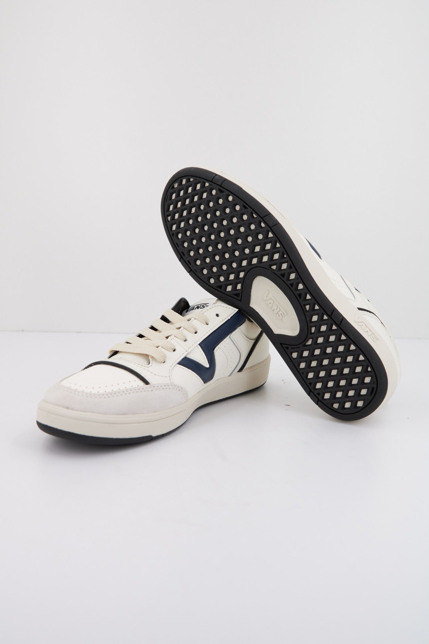 VANS LOWLAND CC JMP R VINTA en color BLANCO (4)