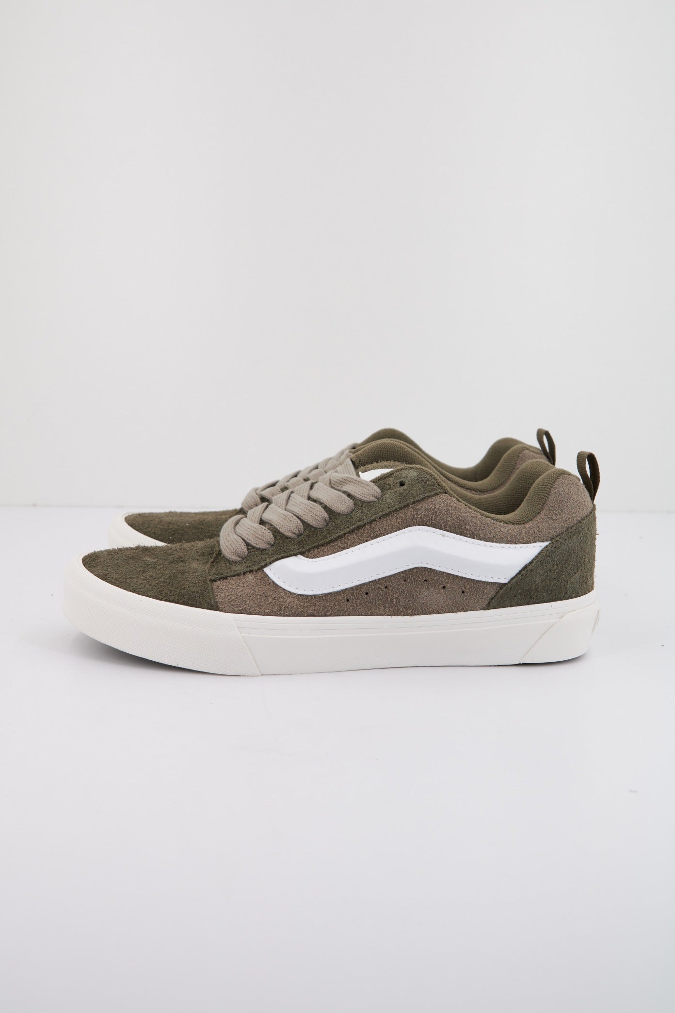 VANS KNU SKOOL en color GRIS (1)