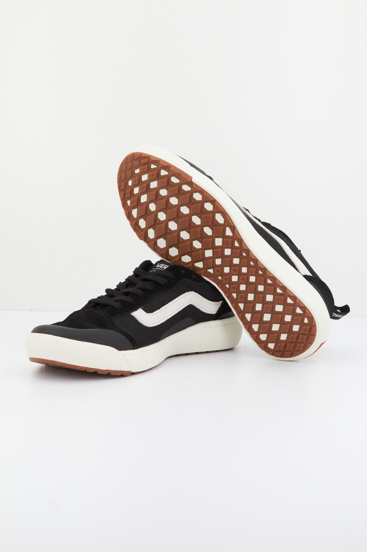 VANS ULTRARANGE EXO SE en color NEGRO (4)