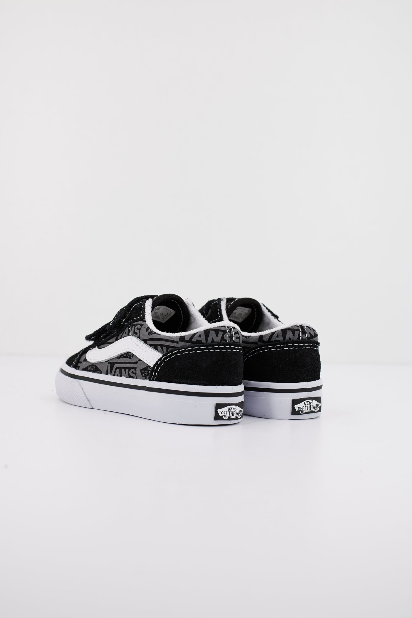 VANS OLD SKOOL V en color NEGRO (3)
