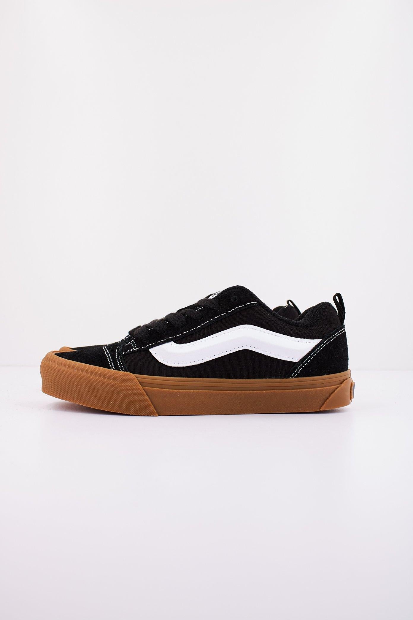 VANS KNU SKOOL en color NEGRO (1)
