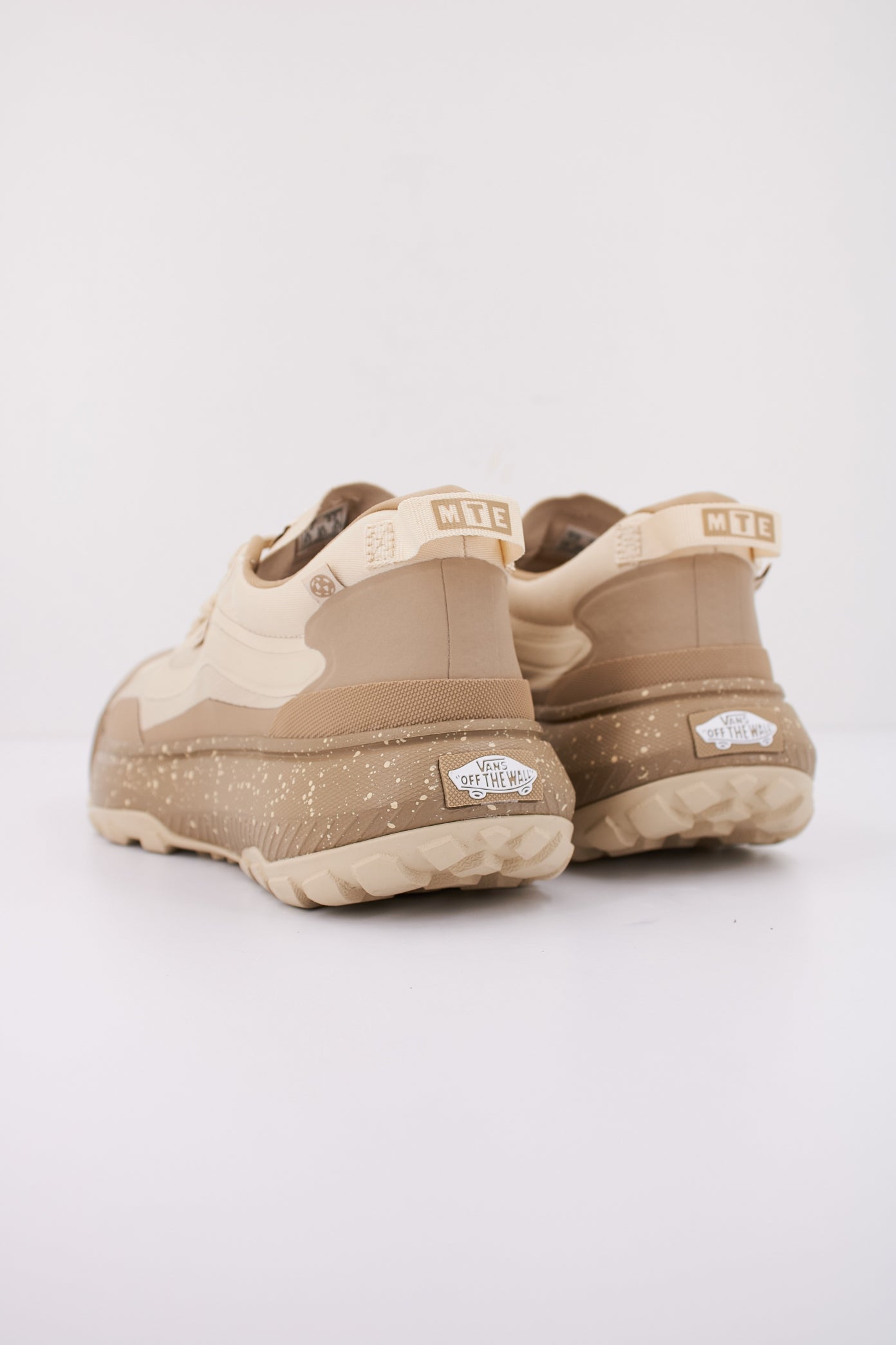 VANS MTE CROSSPATH en color BEIS (4)