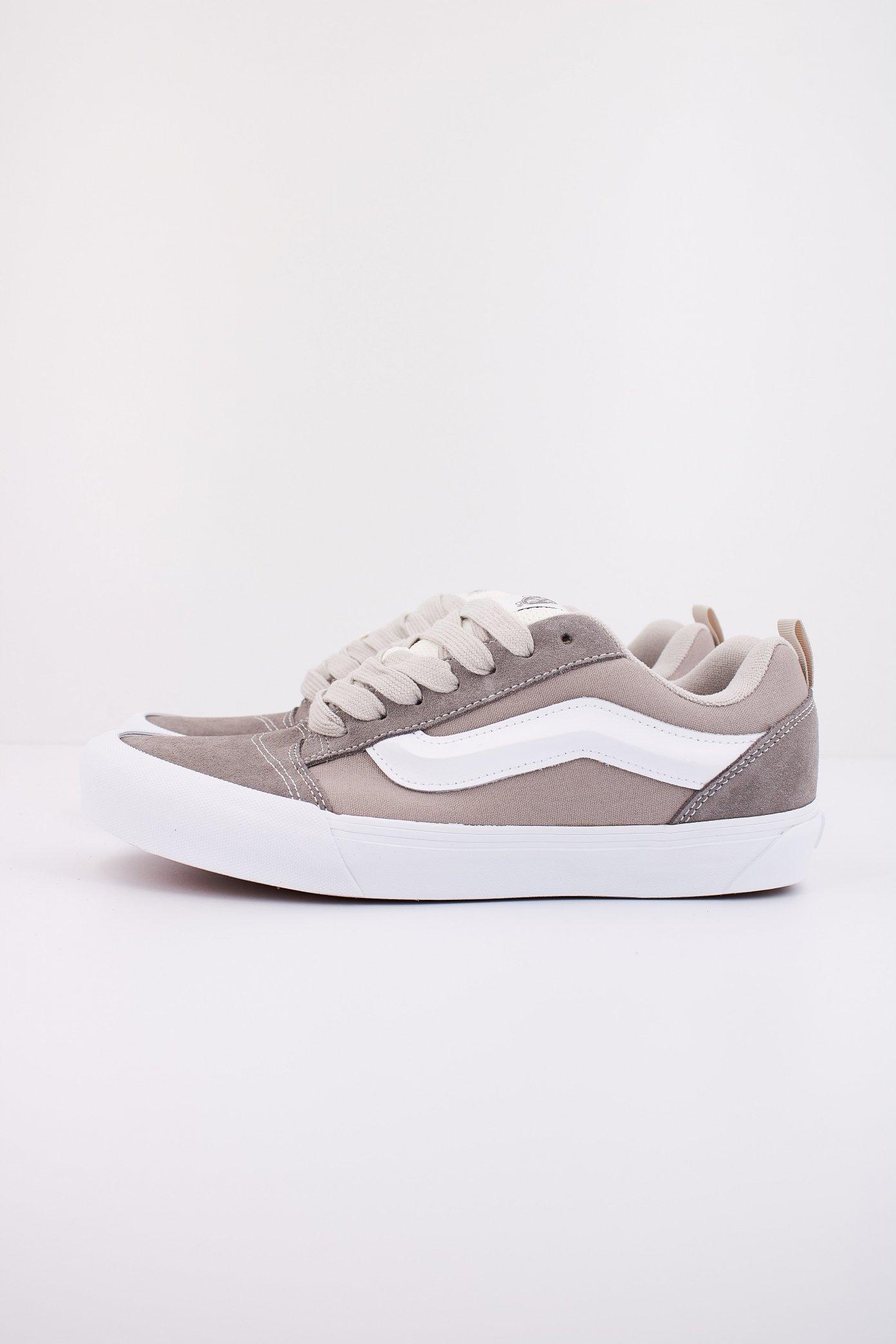 VANS KNU SKOOL en color GRIS (1)