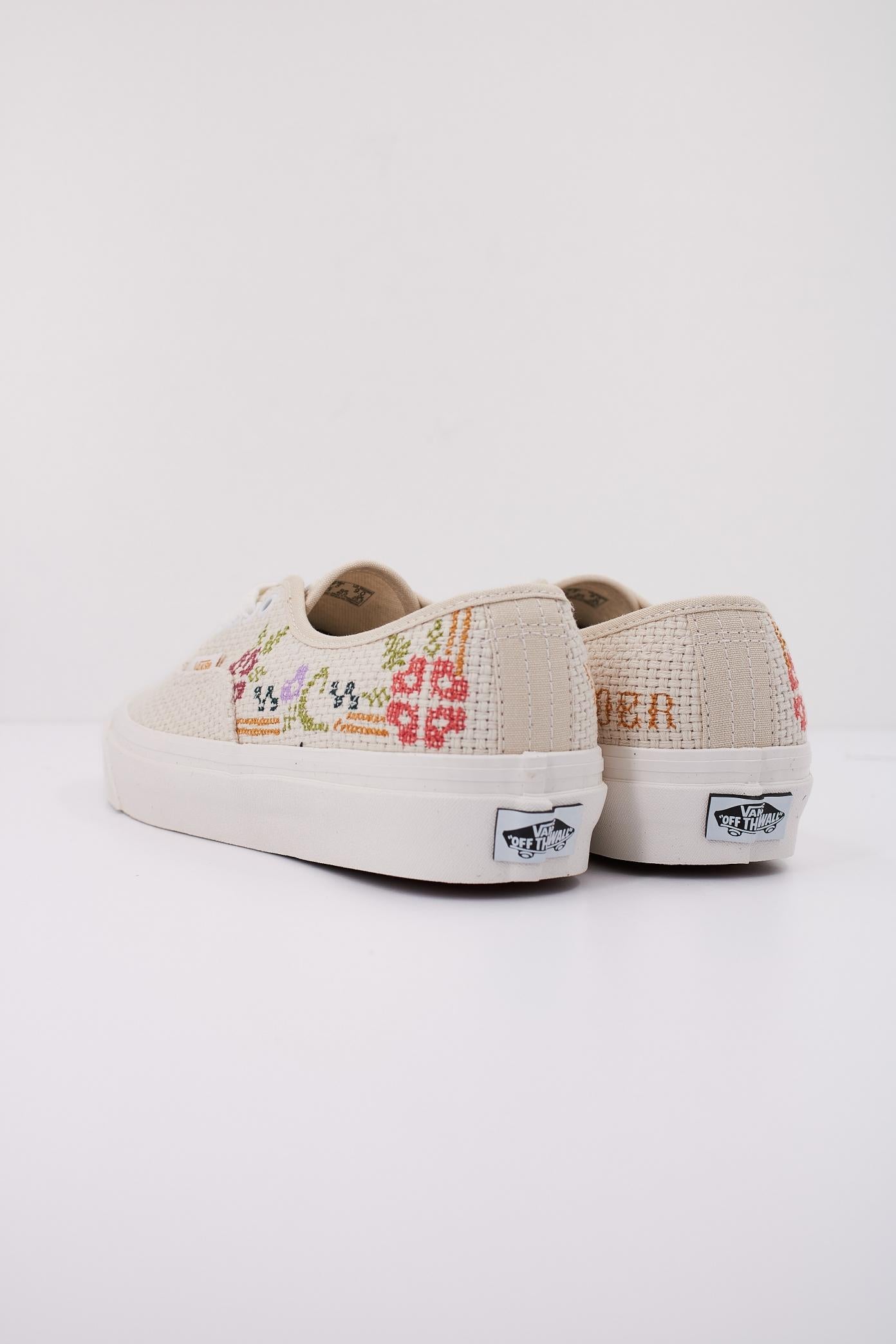 VANS UA AUTHENTIC DX STI en color BLANCO (4)