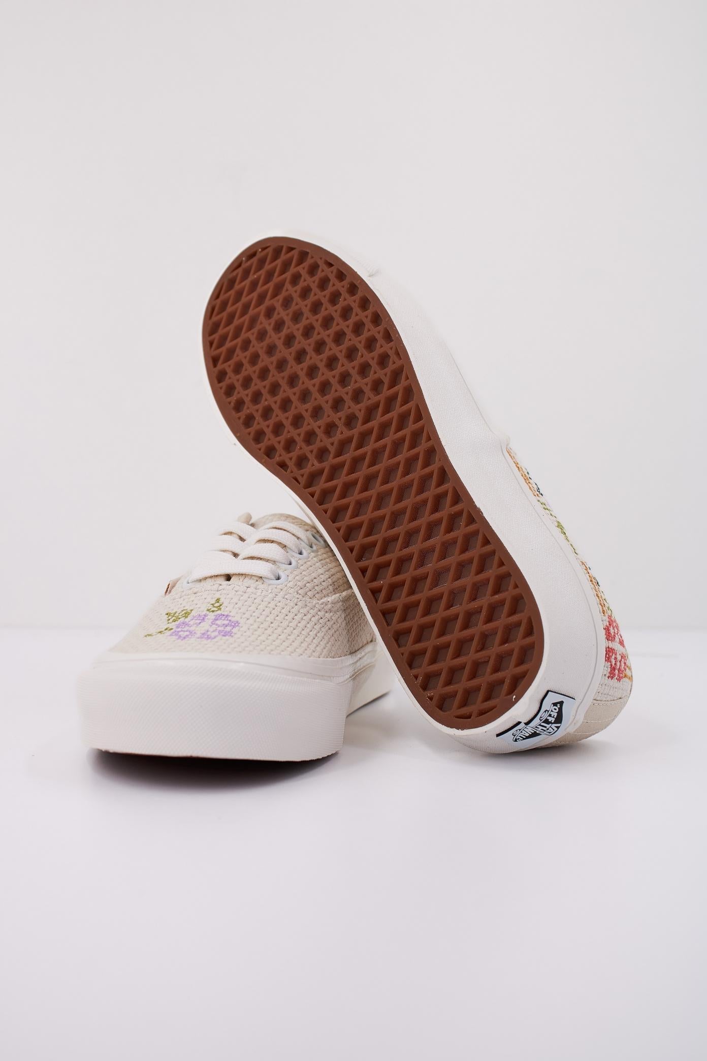VANS UA AUTHENTIC DX STI en color BLANCO (5)