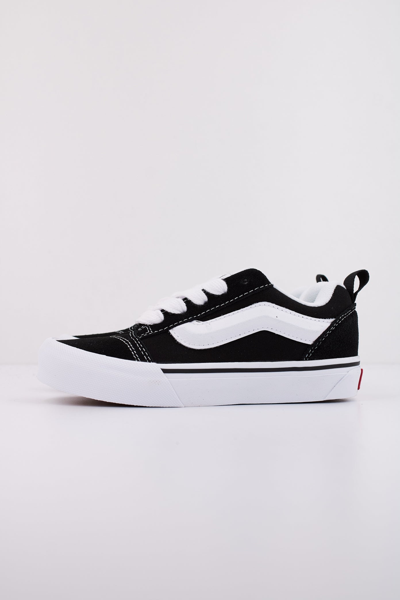 VANS KNU SKOOL en color NEGRO (1)