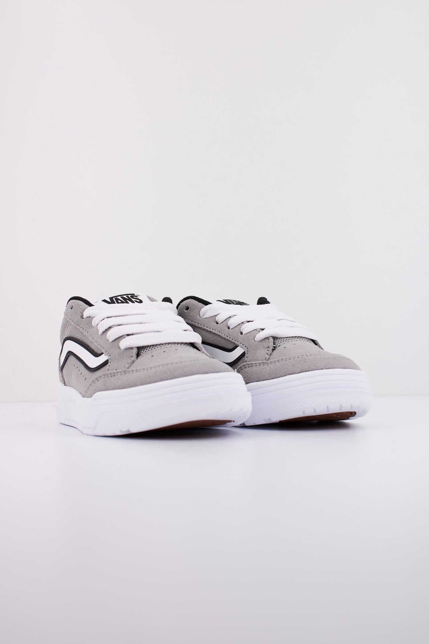 VANS HYLANE en color GRIS (2)