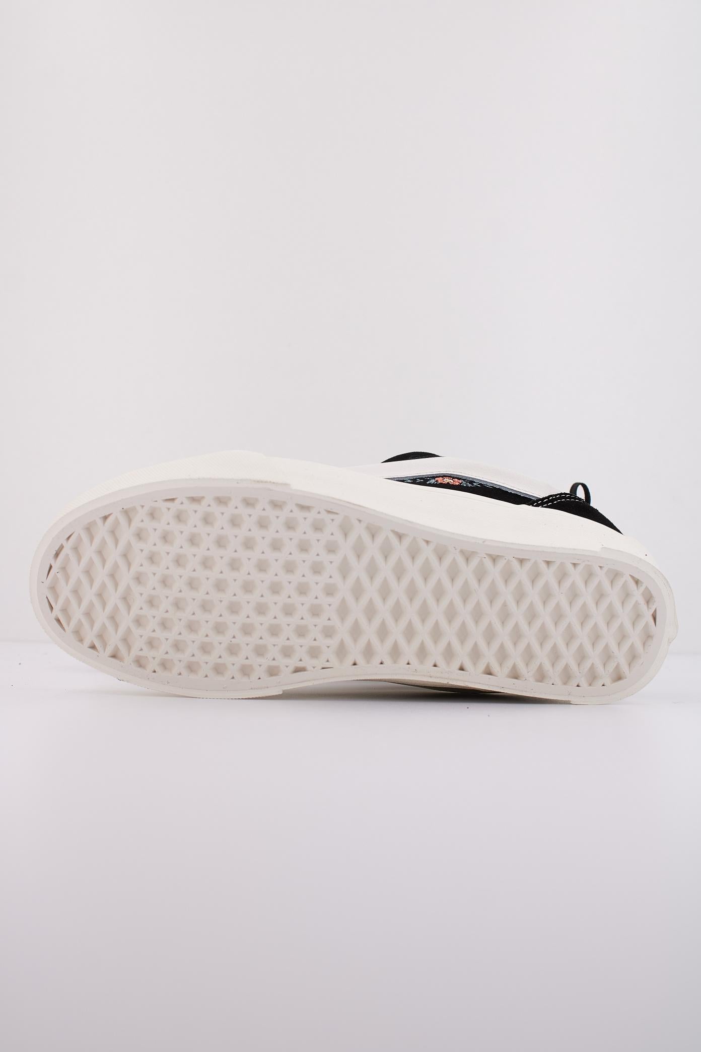 VANS KNU SKOOL en color NEGRO (5)