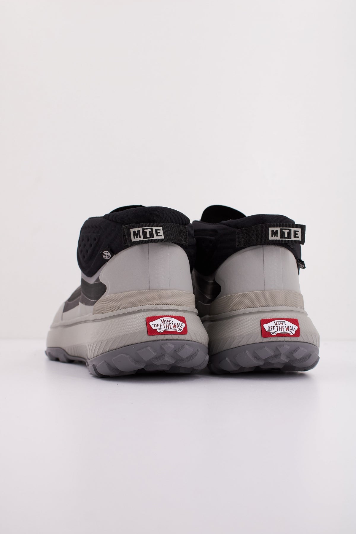 VANS MTE CROSSPATH MID en color GRIS (4)