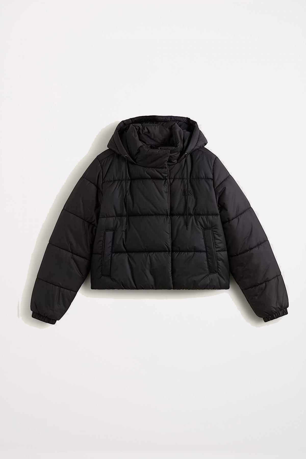 VANS HILLGATE CROPPED PUFFE en color NEGRO (1)
