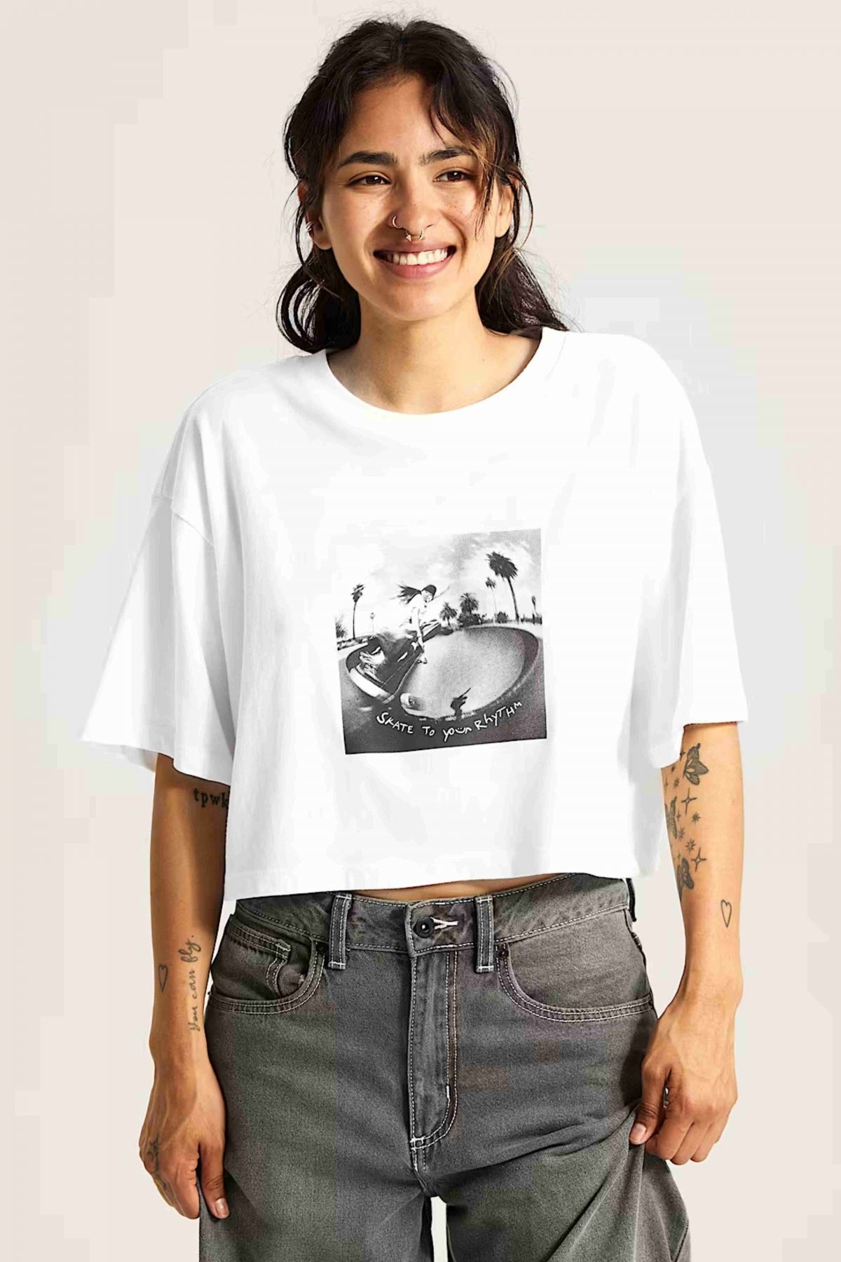 VANS RHYTHM RELAXED CROP SS en color BLANCO (1)