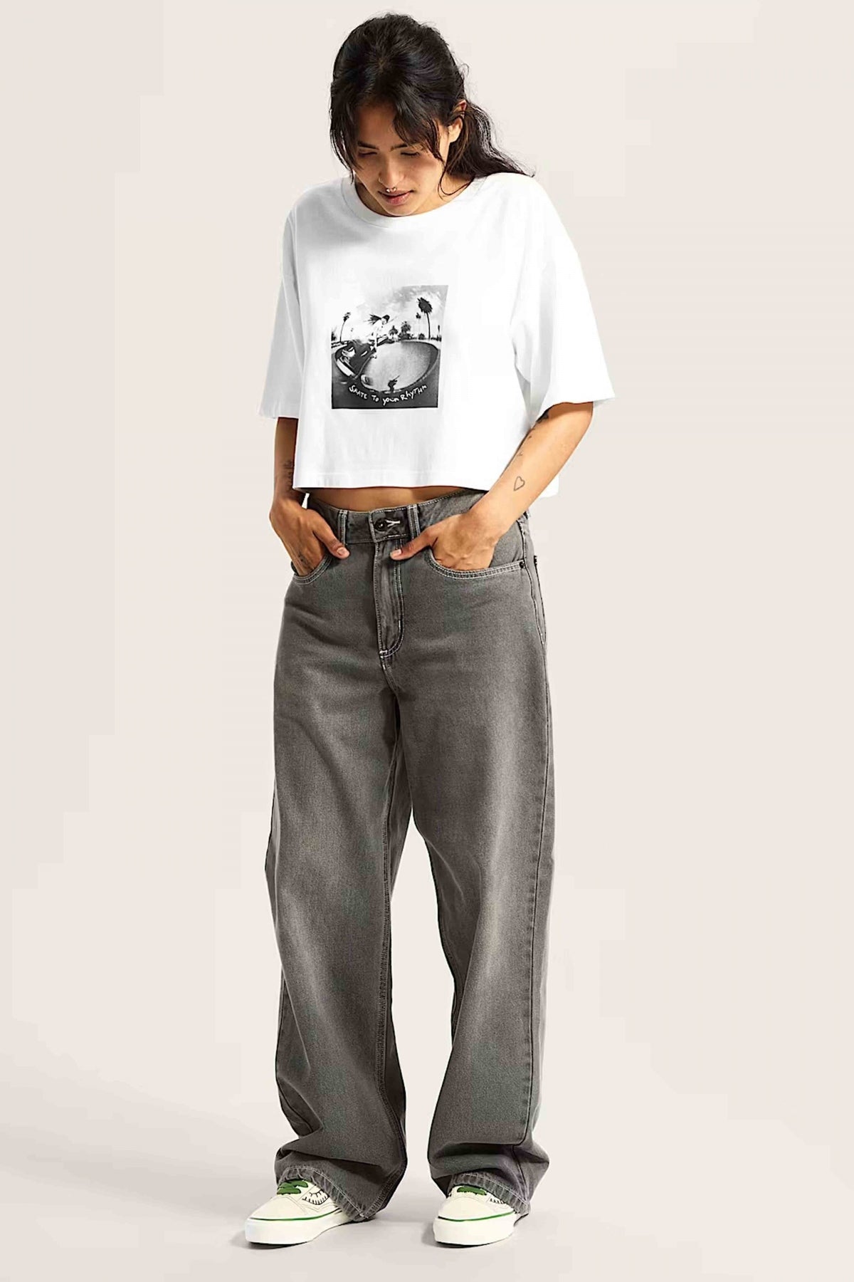 VANS RHYTHM RELAXED CROP SS en color BLANCO (4)