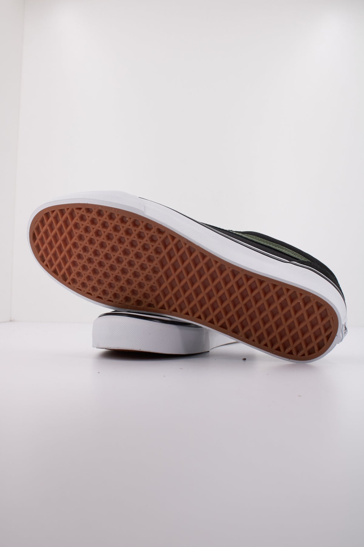 VANS OLD SKOOL en color NEGRO (5)