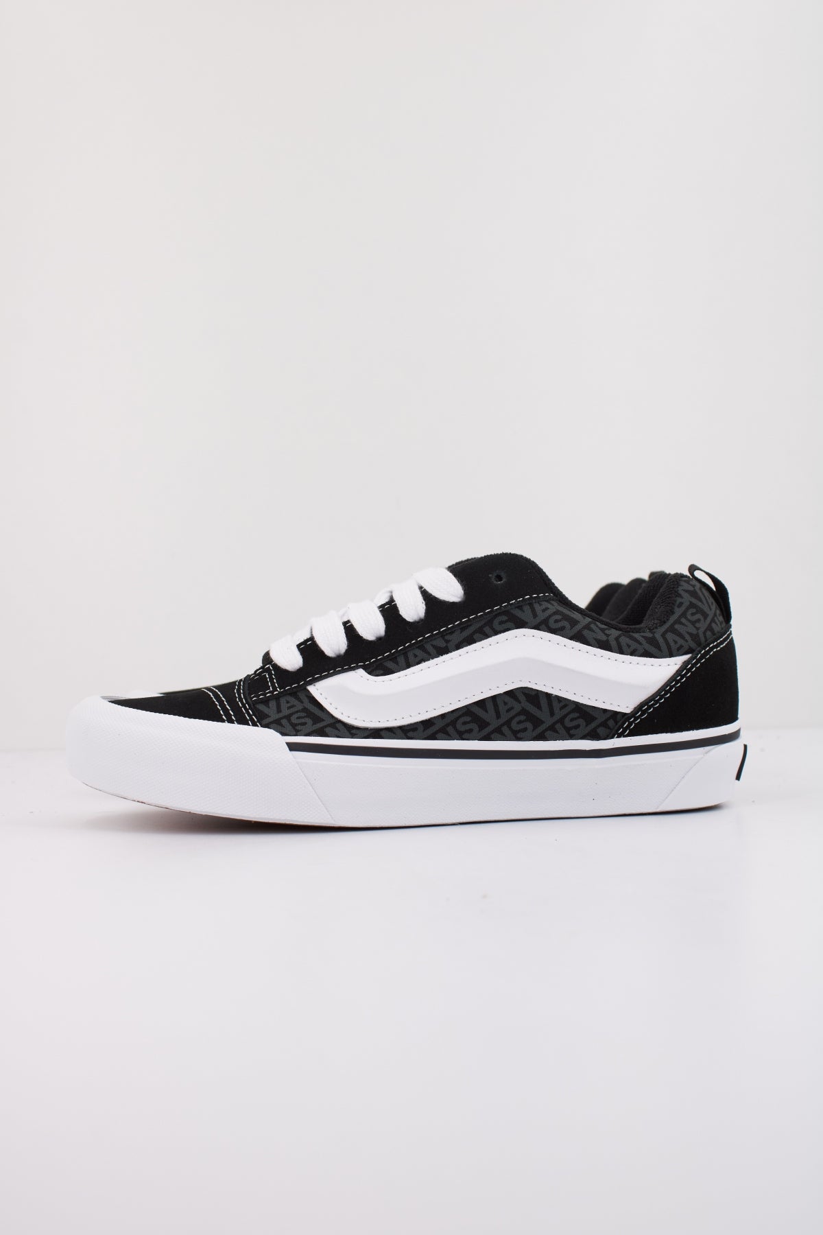 VANS KNU SKOOL en color NEGRO (1)