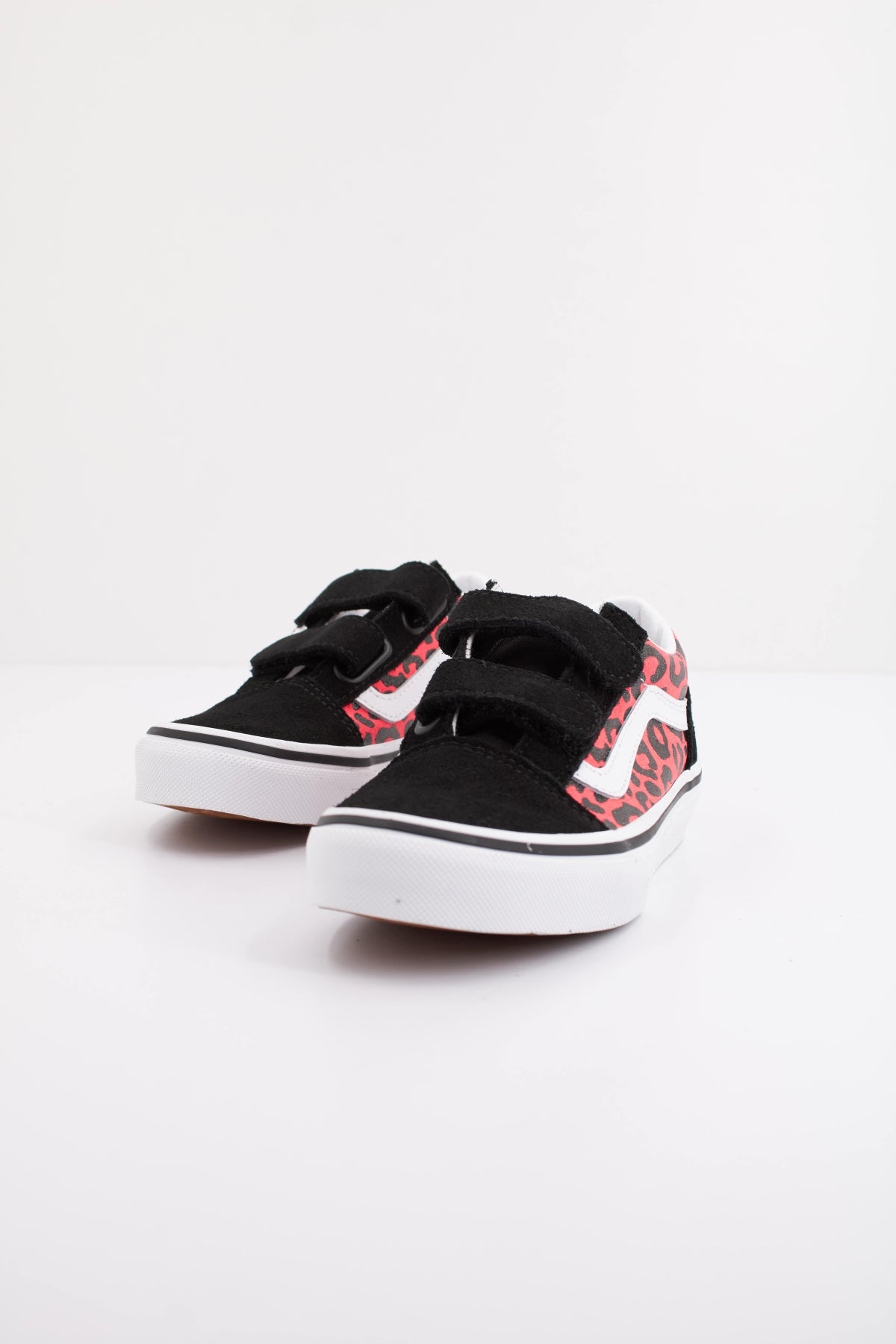 VANS OLD SKOOL V en color NEGRO (2)