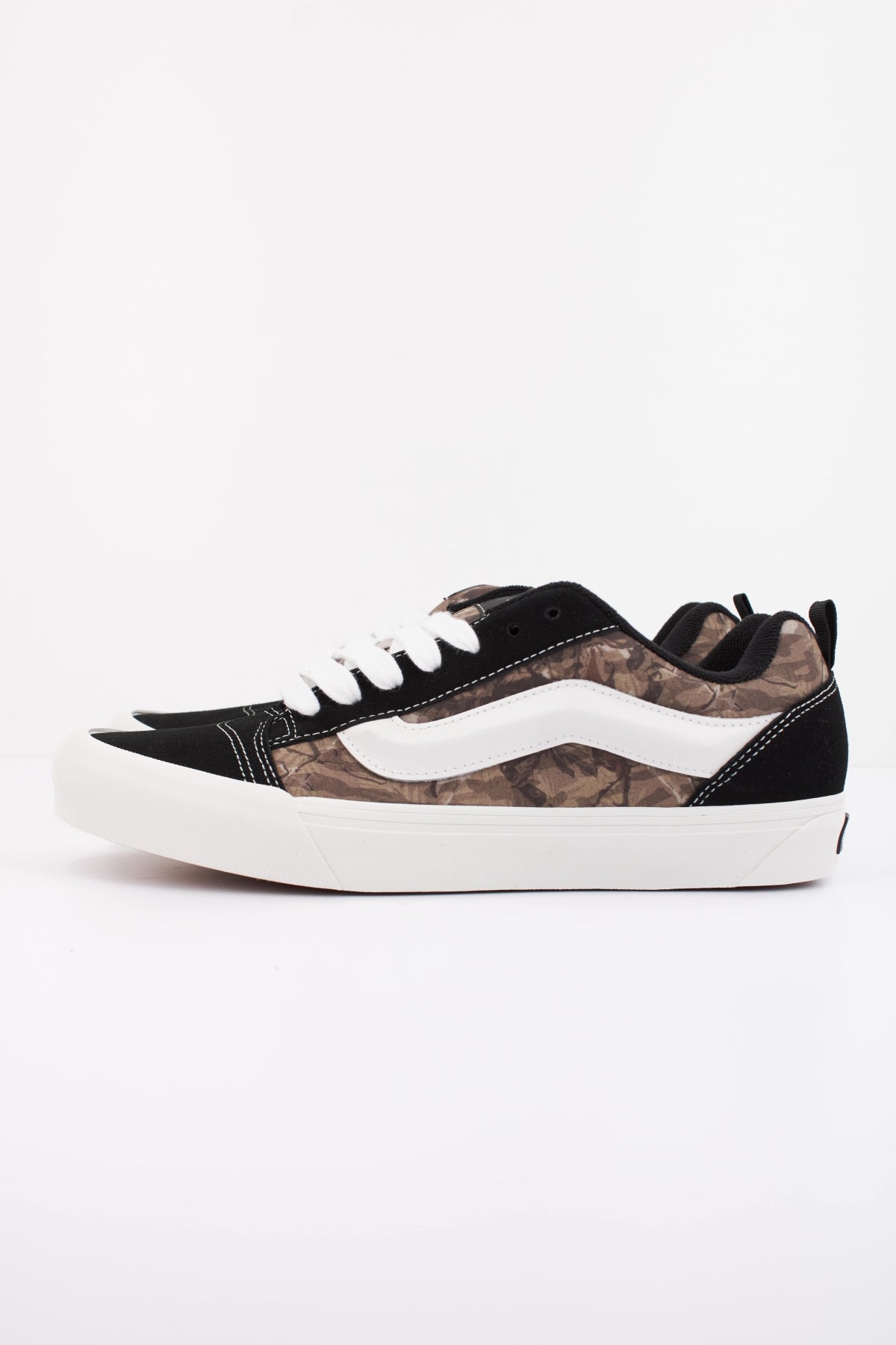 VANS KNU SKOOL en color NEGRO (1)