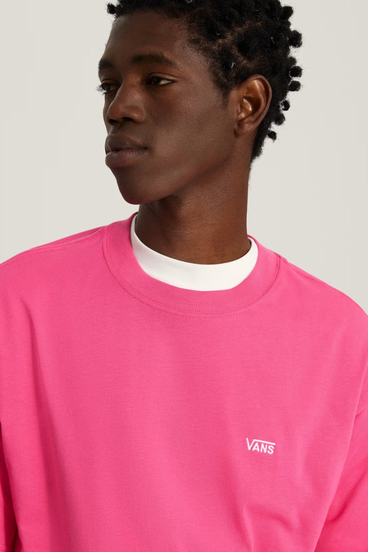 VANS VNFFGSE LEFT CHEST II LOOSE SS en color ROSA (4)