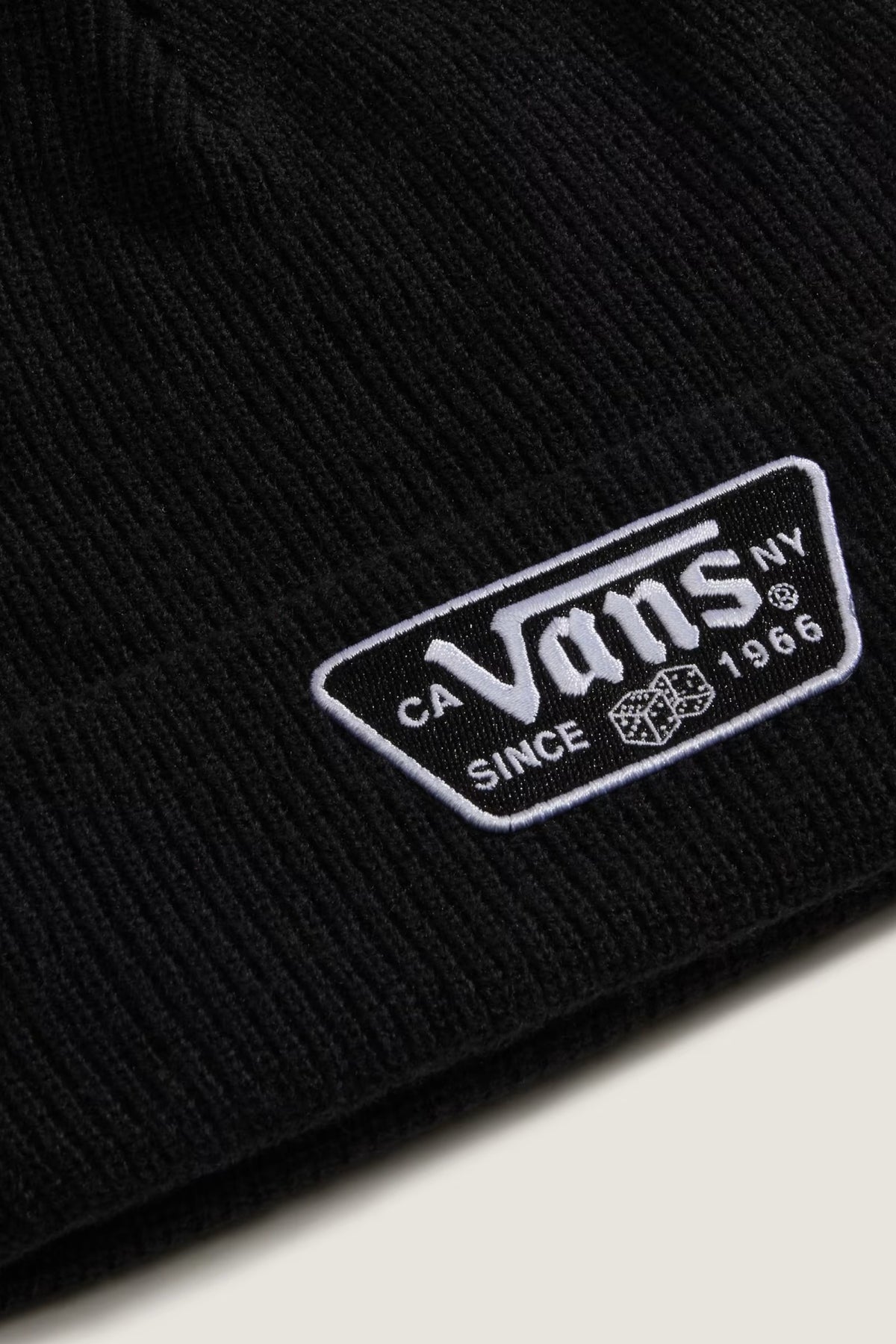 VANS VNXBBLK KNU PATCH BEANIE en color NEGRO (3)