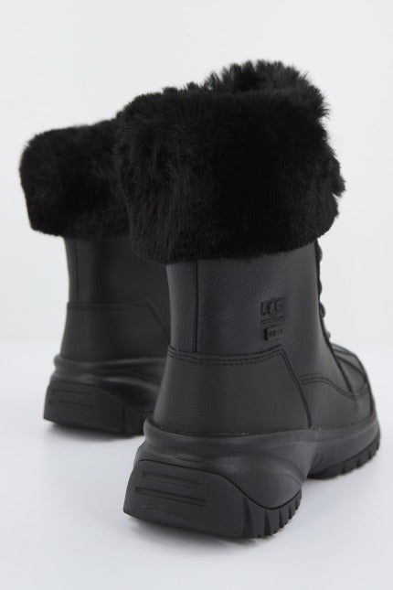 UGG YOSE FLUFF en color NEGRO (3)