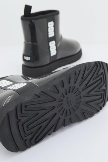 UGG CLASSIC CLEAR MINI en color NEGRO (4)
