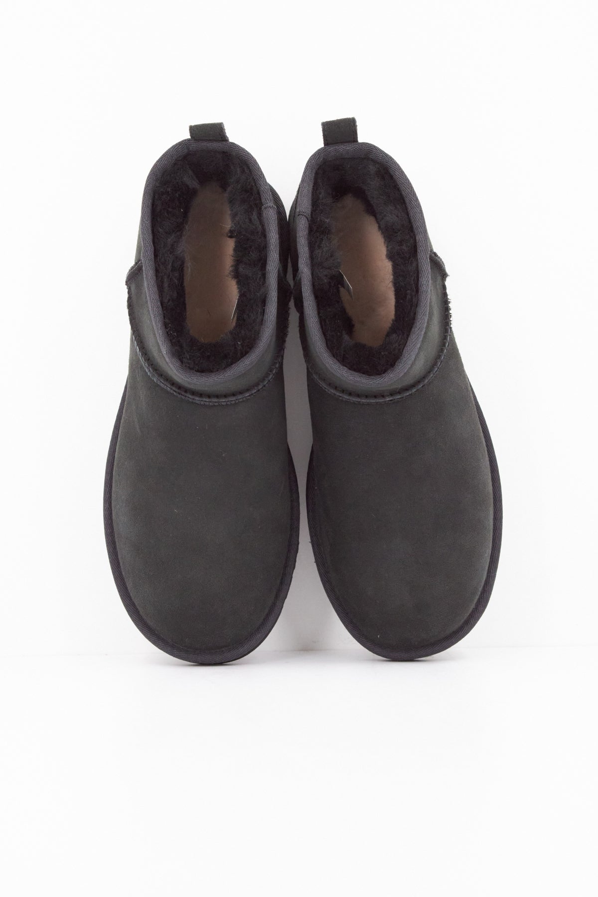 UGG W CLASSIC ULTRA MINI en color NEGRO (3)