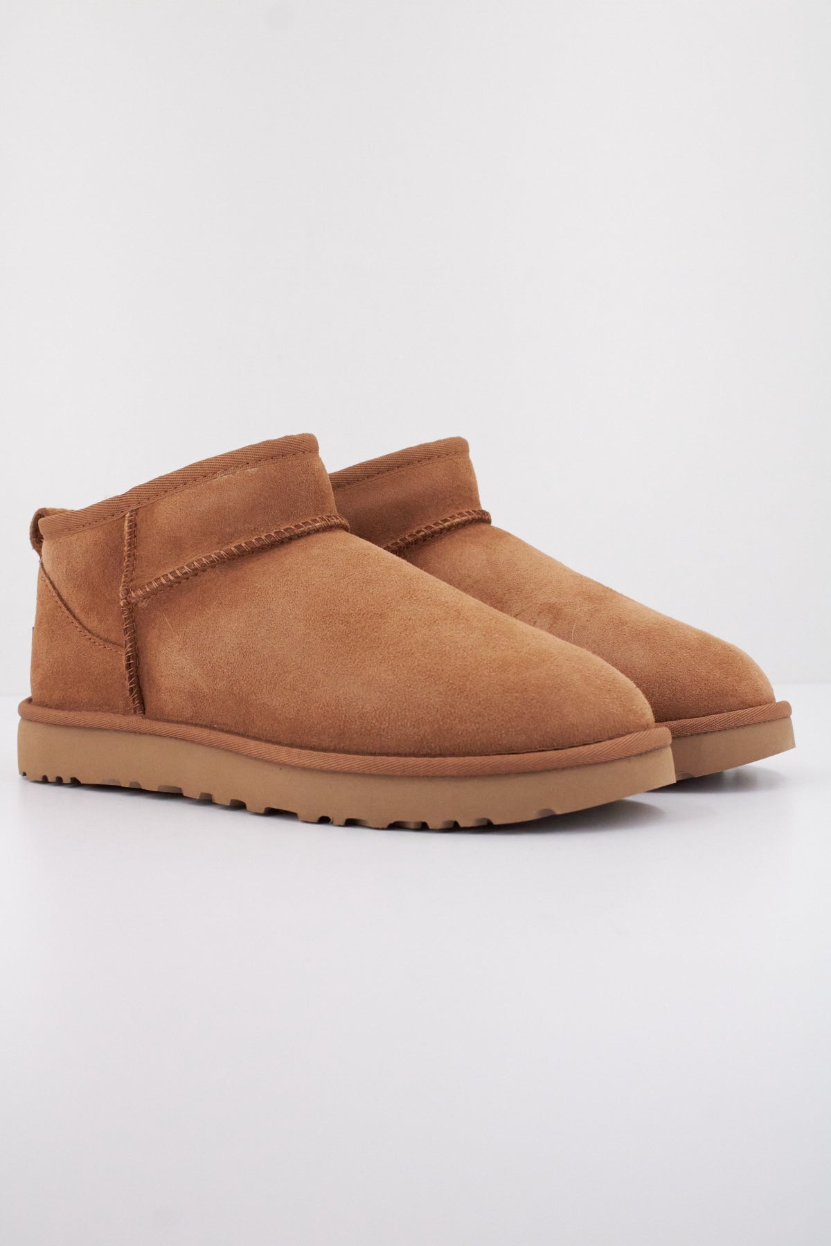 UGG CLASSIC ULTRA MINI en color MARRON (2)