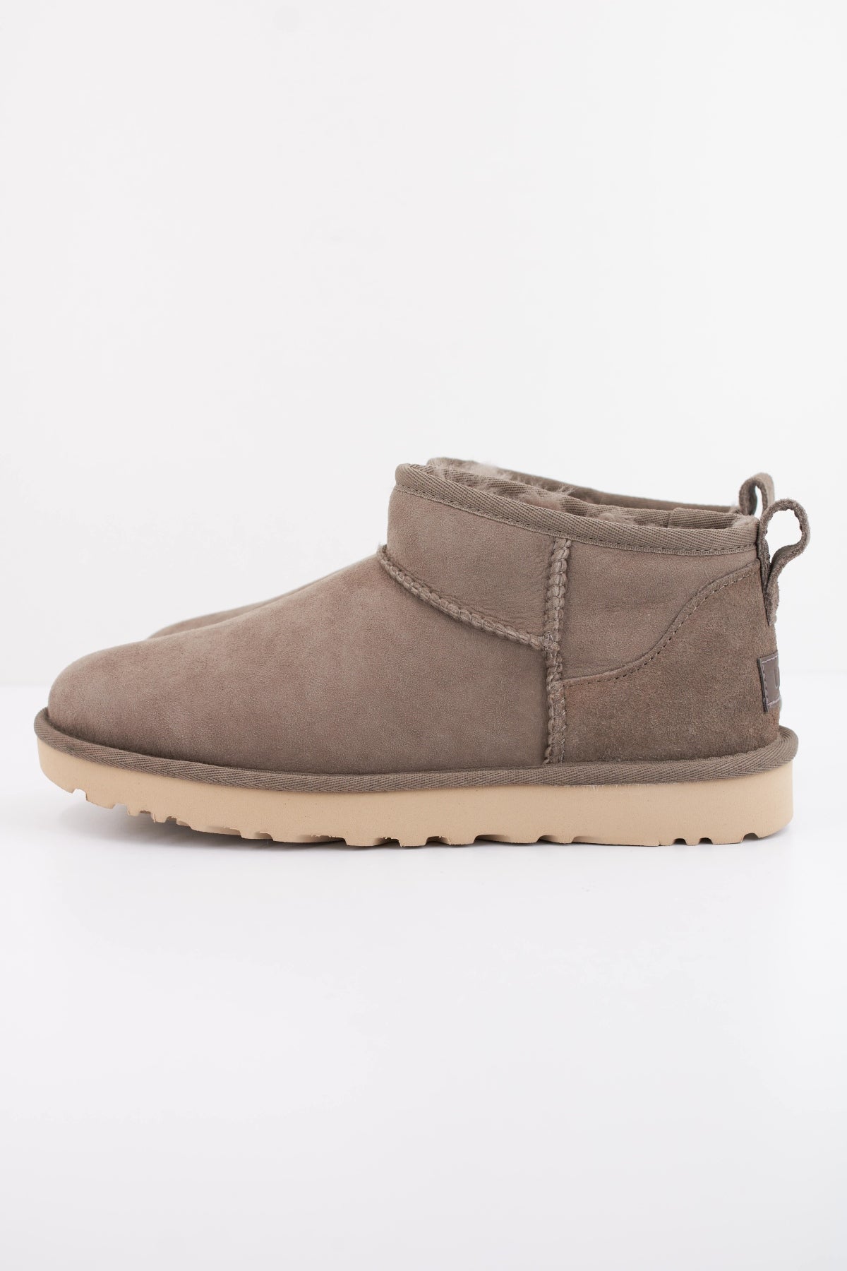UGG CLASSIC ULTRA MINI en color GRIS (1)