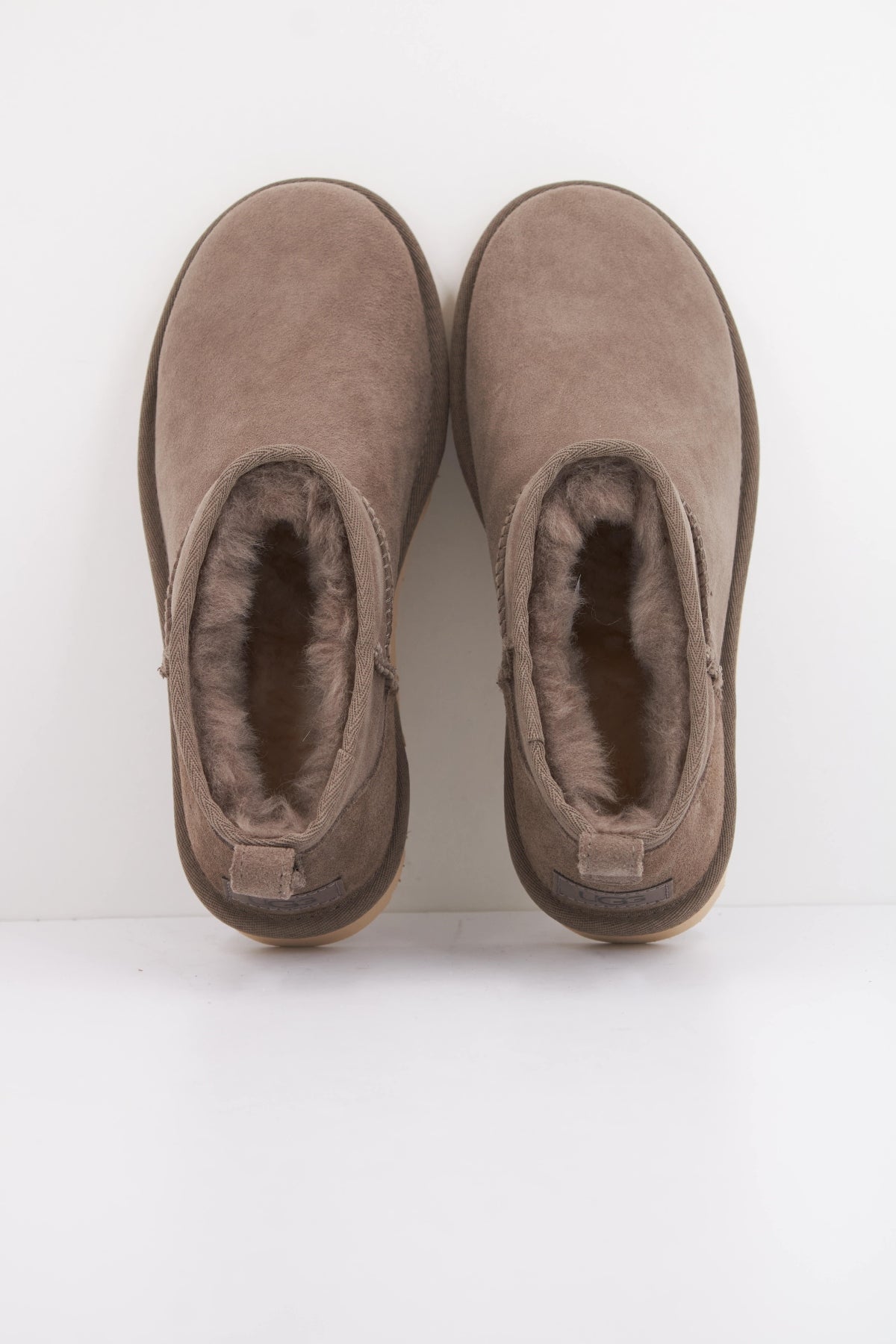 UGG CLASSIC ULTRA MINI en color GRIS (3)