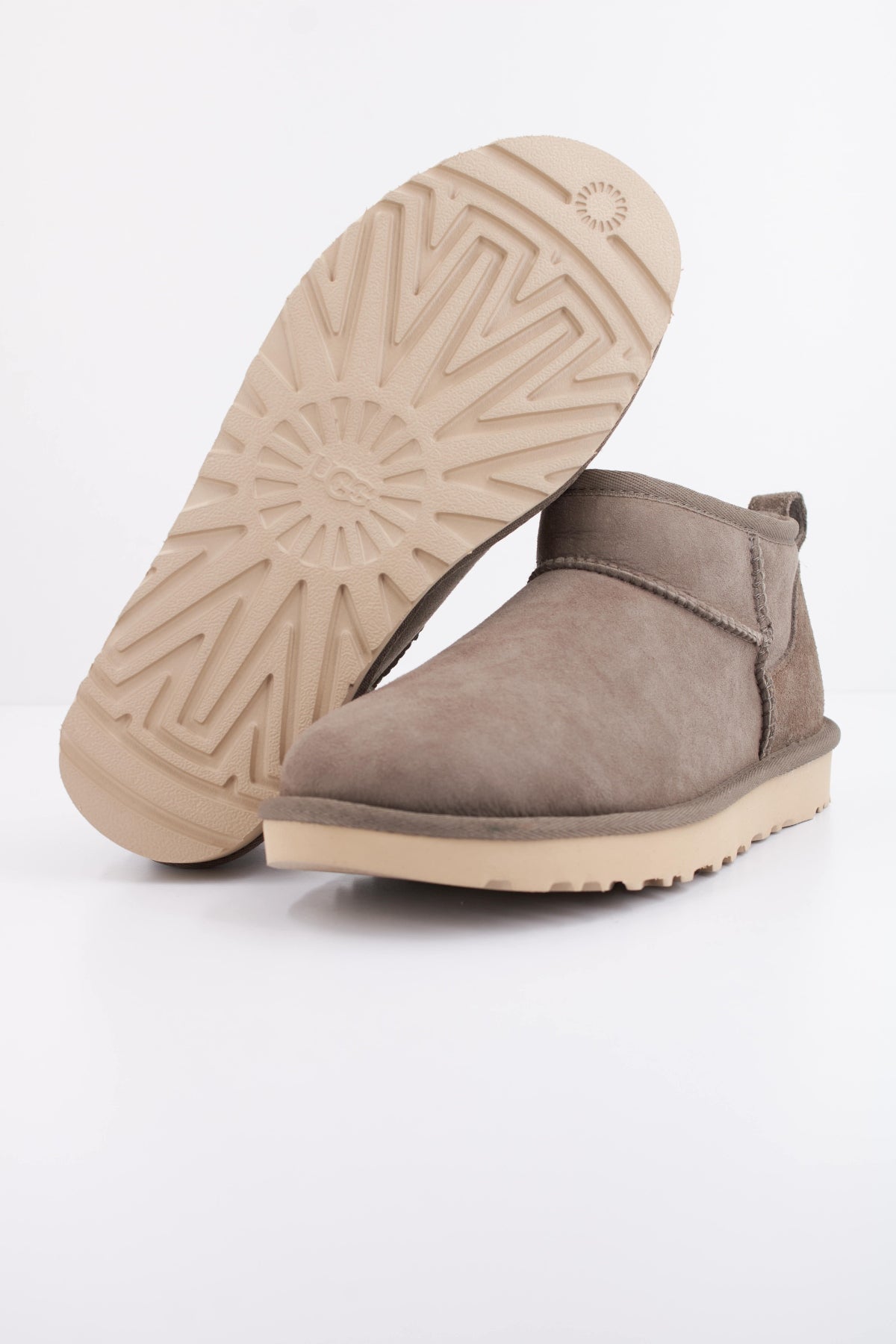 UGG CLASSIC ULTRA MINI en color GRIS (5)