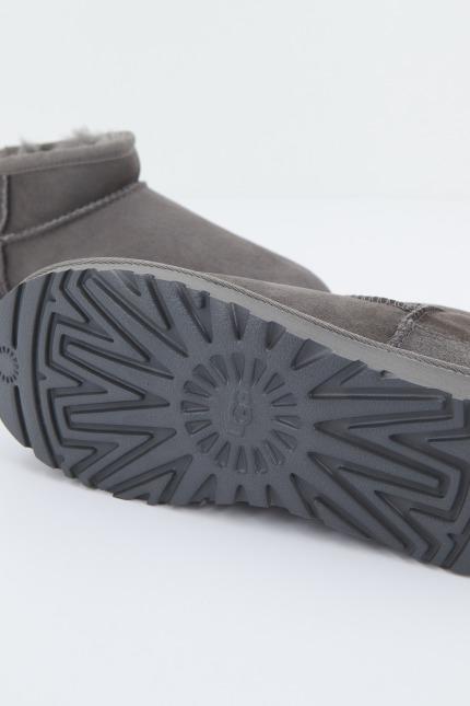 UGG W CLASSIC ULTRA MINI en color GRIS (4)