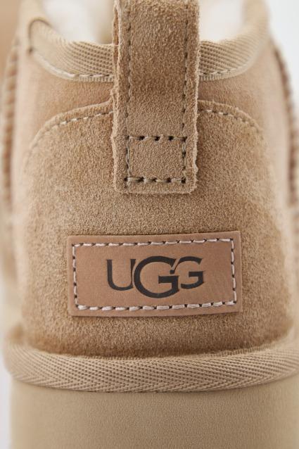 UGG W CLASSIC ULTRA MINI en color MARRON CLARO (4)