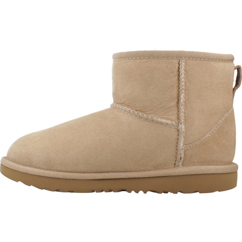 UGG K CLASSIC MINI II en color BEIS (2)