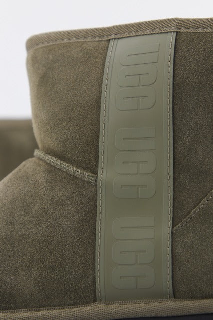 UGG CLASSIC MINI SIDE LOGO en color VERDE (3)