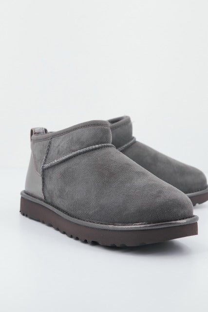 UGG CLASSIC ULTRA MINI SHINE en color GRIS (1)
