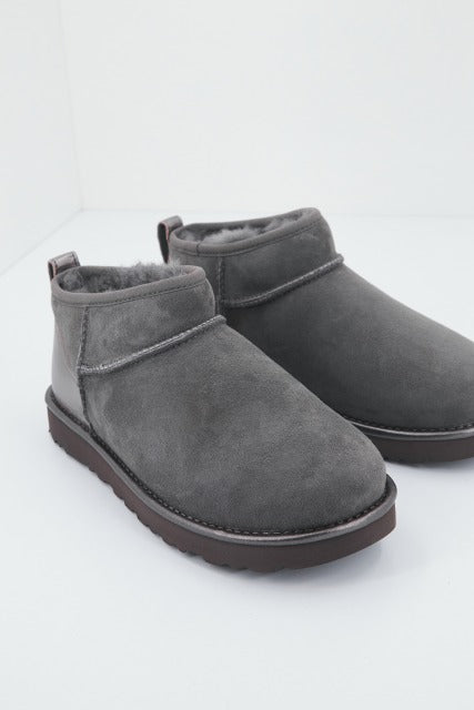 UGG CLASSIC ULTRA MINI SHINE en color GRIS (4)