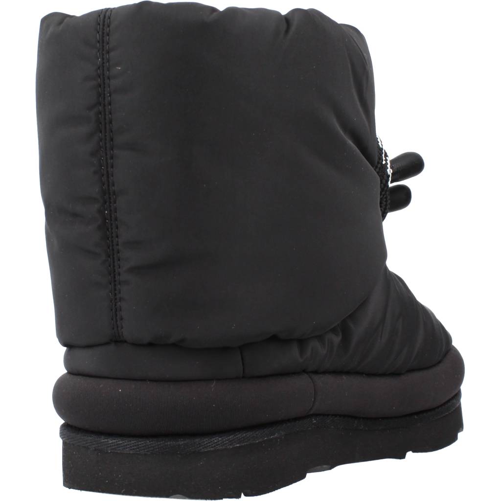 UGG CLASSIC MAXI SHORT en color NEGRO (3)