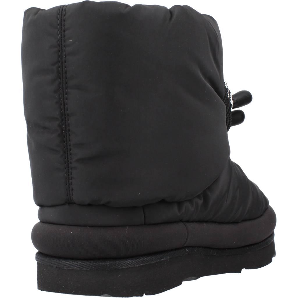 UGG CLASSIC MAXI SHORT en color NEGRO (3)