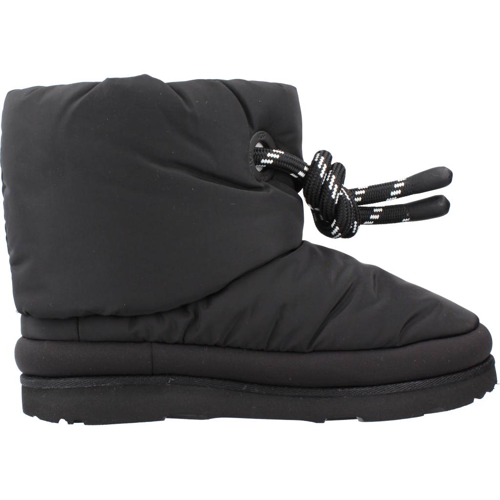 UGG CLASSIC MAXI SHORT en color NEGRO (4)