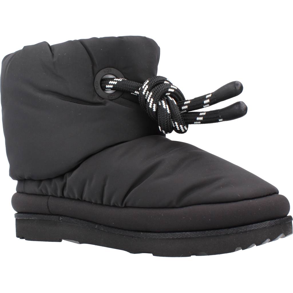 UGG CLASSIC MAXI SHORT en color NEGRO (5)