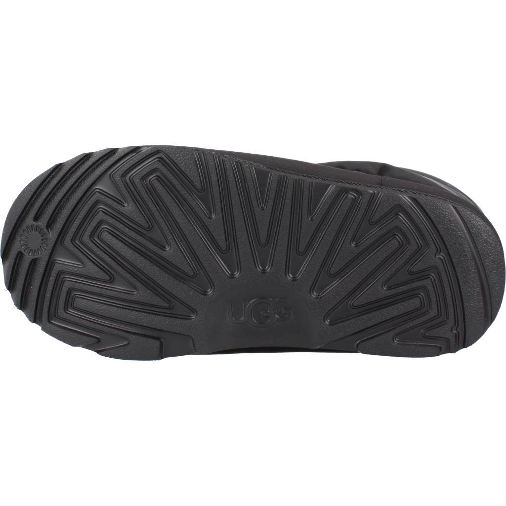 UGG CLASSIC MAXI SHORT en color NEGRO (6)