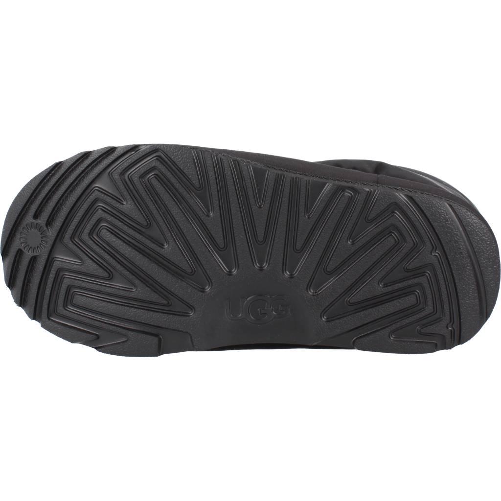 UGG CLASSIC MAXI SHORT en color NEGRO (6)
