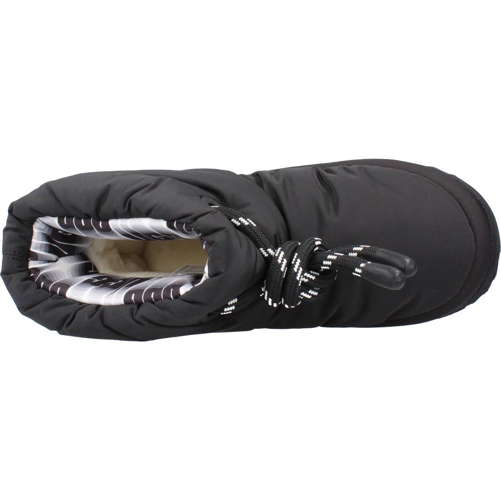 UGG CLASSIC MAXI SHORT en color NEGRO (7)